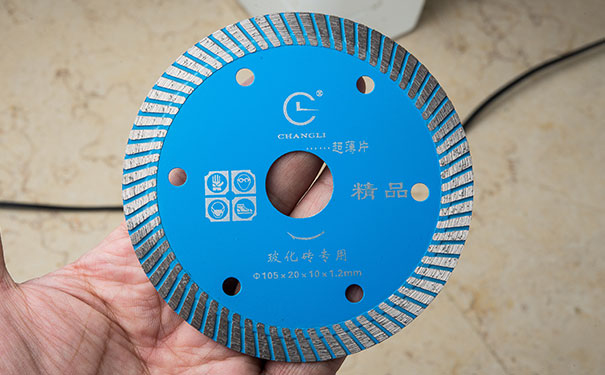 使用質(zhì)量差的金剛石切割雖然價(jià)格便宜但會產(chǎn)生震動